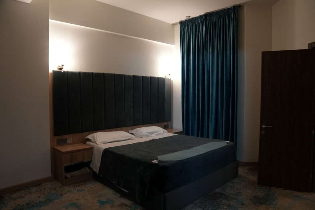 Khawarnaq Palace Hotel - Double Bed Room with Four-Person Seating