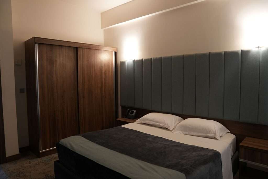 Khawarnaq Palace Hotel - Sweet Small Double Bed with Lounge with Seating for Four